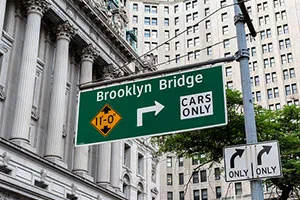 Sign pointing drivers to the Brooklyn Bridge