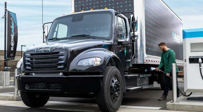 Freightliner em2 medium-duty truck