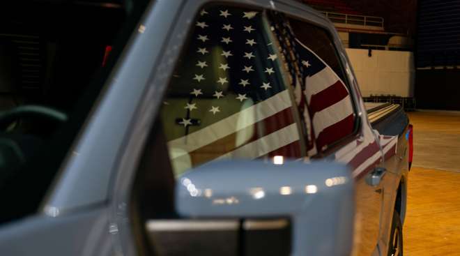 Vehicle reflecting flag